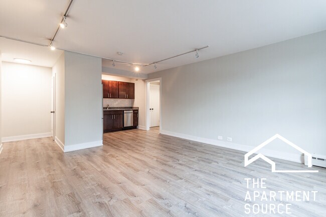 Building Photo - 445 W Wellington Ave