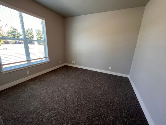 Building Photo - Brand new 3 bedroom home In South Springfi...