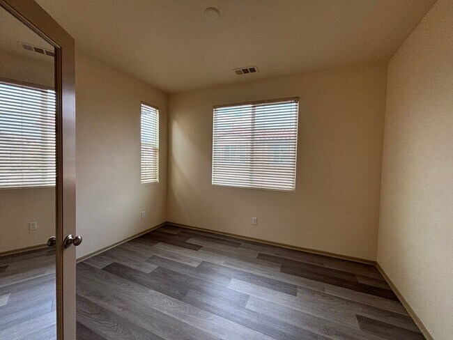 Building Photo - *** $500 Move in special if lease is signe...