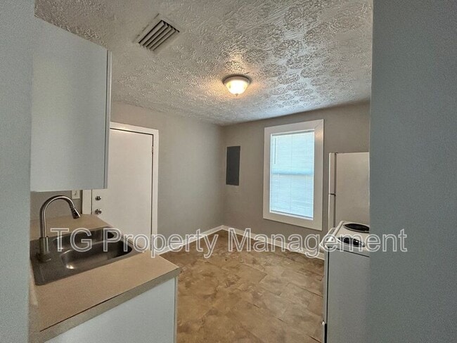 Building Photo - 3516 Phyllis St