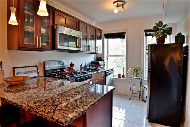 Building Photo - 204 6th St