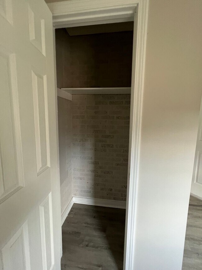 Building Photo - Cute corner lot available for August move-in