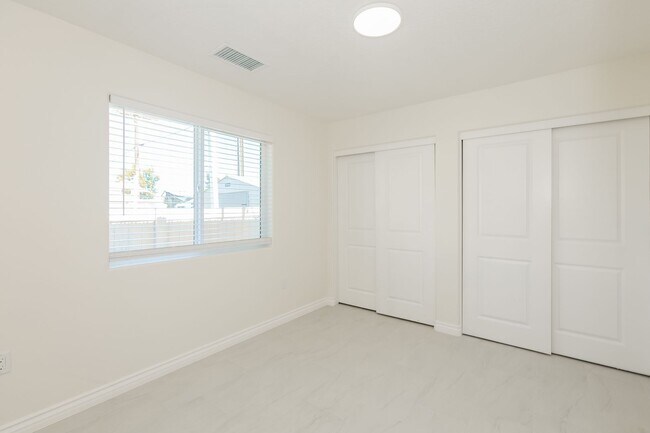 Building Photo - 16001 Live Oak St