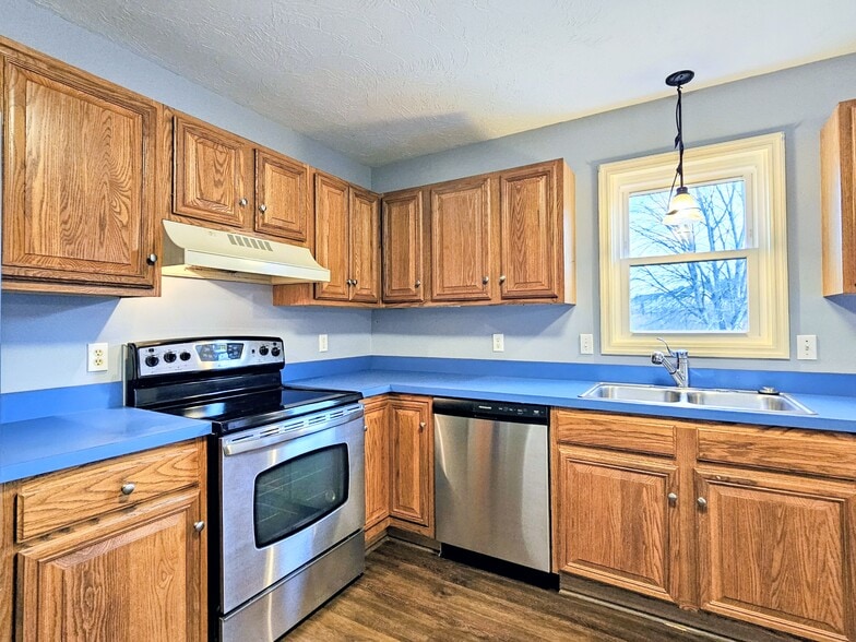 Building Photo - 131 Red Stone Cir