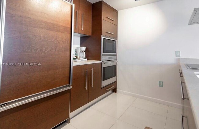 Building Photo - 485 Brickell Ave