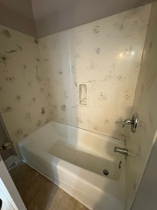 Building Photo - 3 Bedroom 2 Bath home  a few minutes from ...