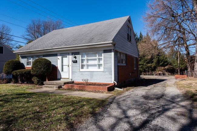 Building Photo - 4 bed 1 bath home for rent