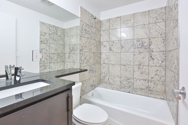 Building Photo - Amazing Noble Square Large (1600 s.f.) 3 Bedroom 2 Bath Duplex