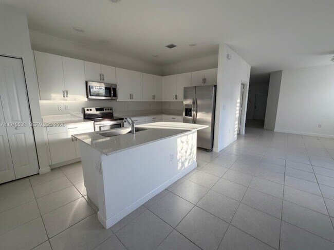 Building Photo - 2631 SE 11th St