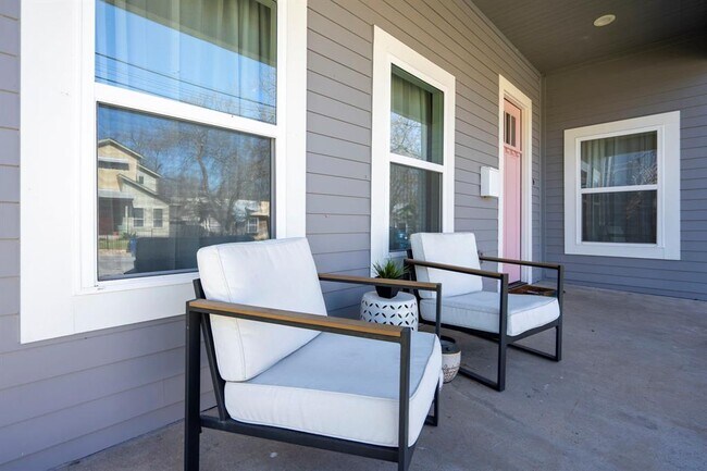 Building Photo - 1003 Romeria Dr