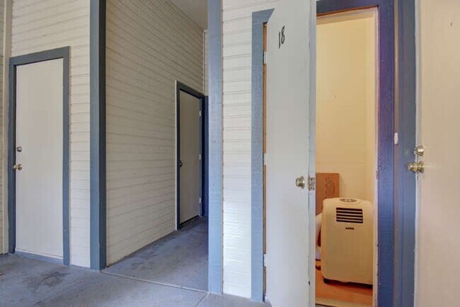 Building Photo - 1 Bedroom 1 Bathroom Beautifully Updated - New Paint & Carpet - Washer/Dryer In Unit