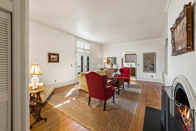 Building Photo - 2 Waverley Green