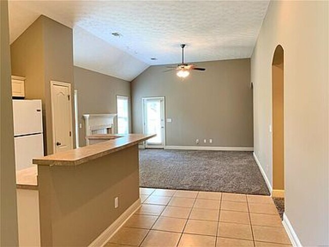 Building Photo - 725 Briarcliff Pl