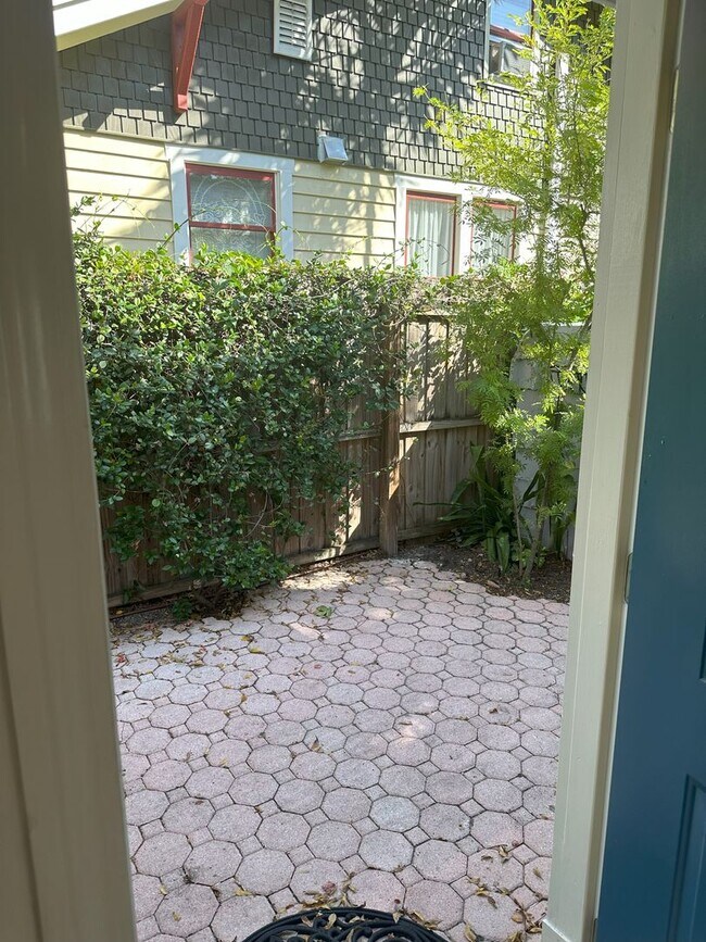 Building Photo - One bedroom, one bath beautiful home near Crescent Lake- move in now- 1/2 off first month rent an...