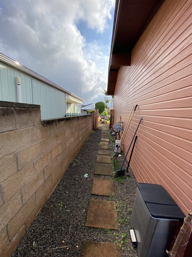 Building Photo - 95-696-696 Makaiolani St