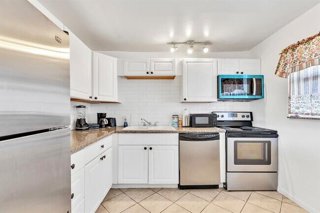 Building Photo - 6850 Royal Palm Blvd