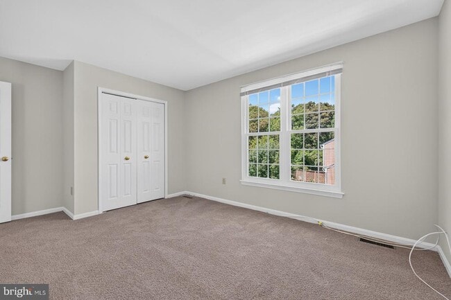 Building Photo - 811 Chatsworth Dr