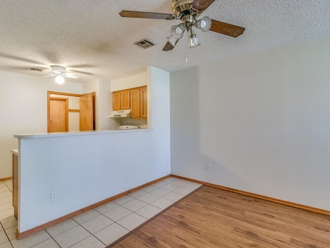 Building Photo - Adorable duplex in Norman