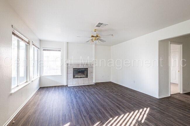 Building Photo - 4 Bedroom/2.5 Bath Home located in RiverLakes - $2645 Per month!