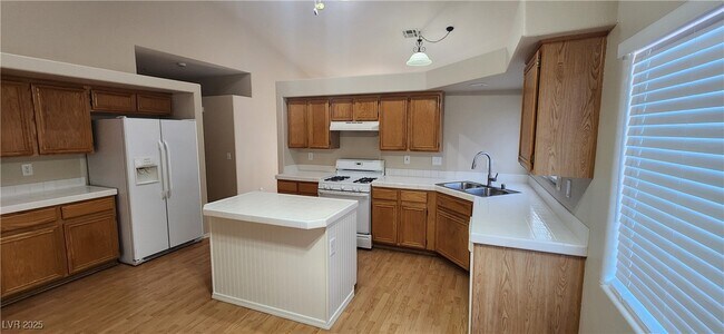 Building Photo - 4646 Wood View St