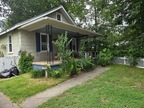 Building Photo - 3bd/1ba Cottage on private street with a s...