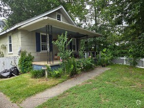 Building Photo - 3bd/1ba Cottage on private street with a s...