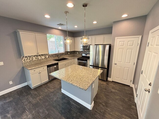 Building Photo - Beautiful 4Bed/3Bath/2Car Residence located in Providence