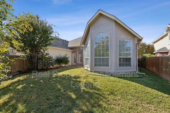 Building Photo - 8012 Greenwood Dr
