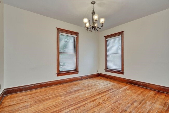 Building Photo - 371 Alexander St