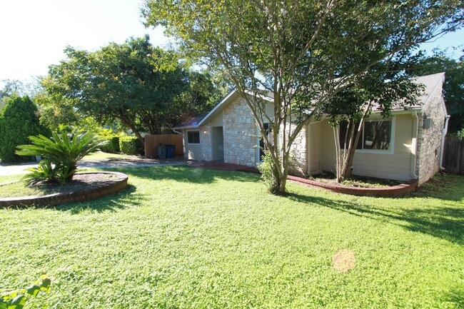 Building Photo - Southeast Austin Home with Vaulted Ceilings, Bonus Room & Private Backyard