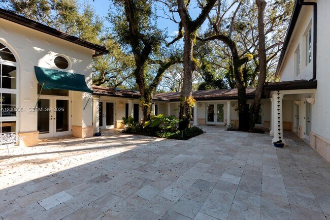 Building Photo - 10100 Lakeside Dr