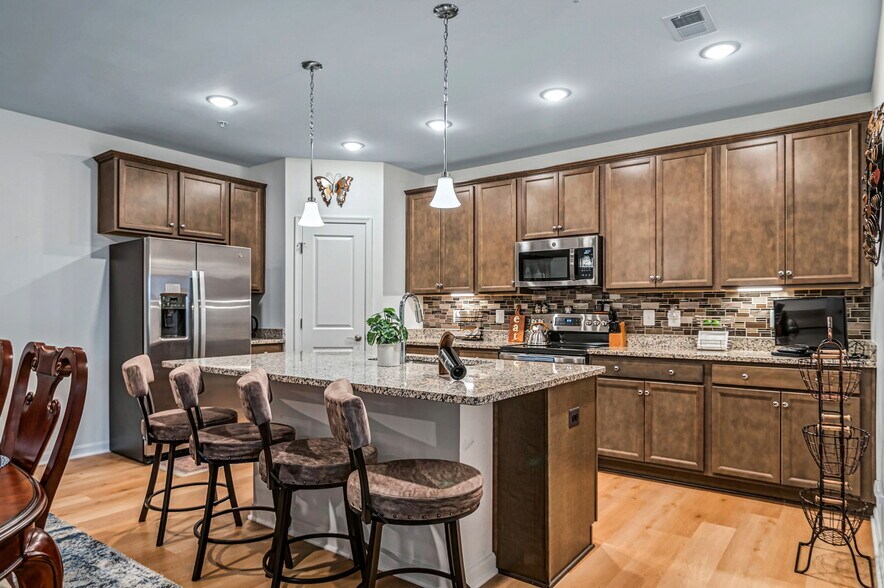 Gourmet Kitchen with Island - 13950 Englefield Dr