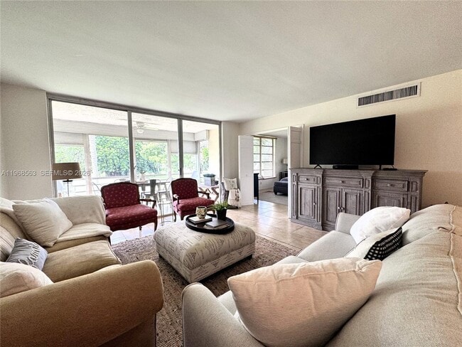 Building Photo - 901 W Cypress Ln