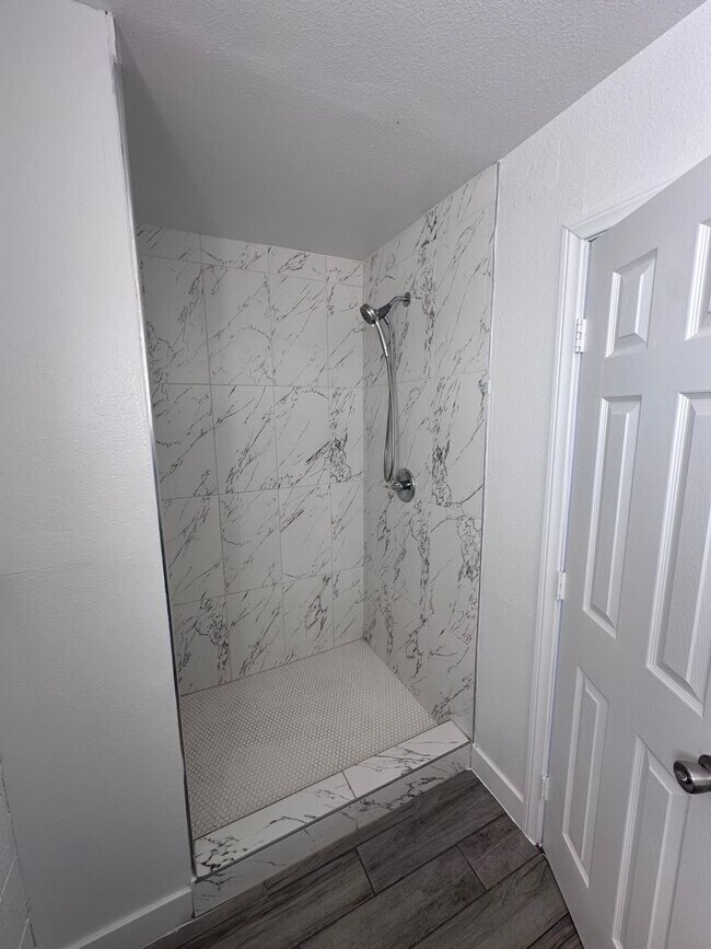 Building Photo - Studio Loft in the Arts District