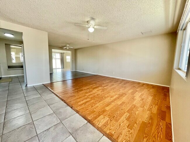 Building Photo - Beautiful 3 Bedroom 2 Bath Great in Phoeni...