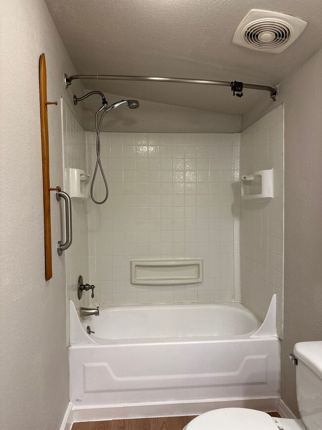 Building Photo - Adorable home in La Pine area, 1.5 acres fully fenced!!