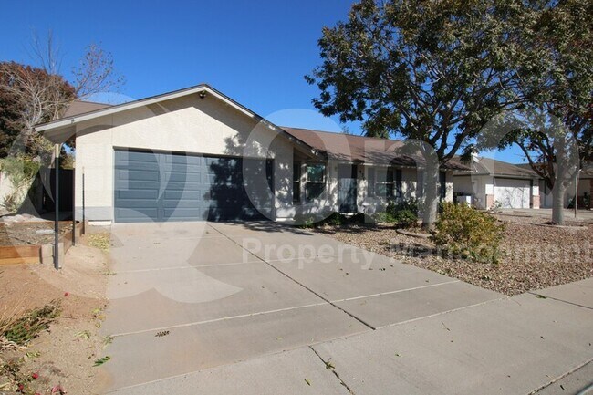 Building Photo - 470 E Juanita Ave