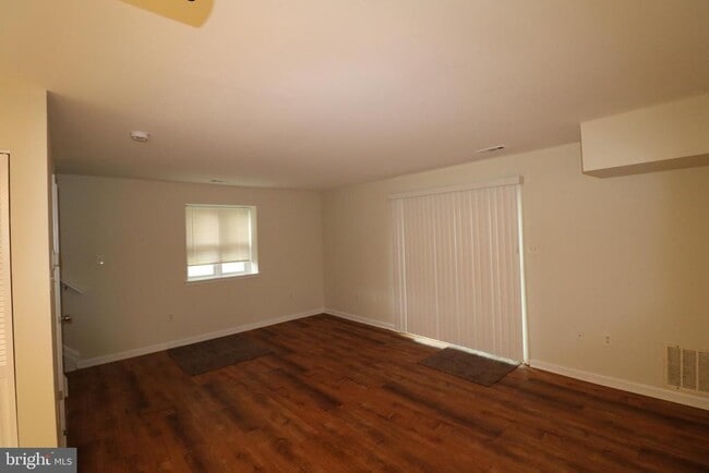 Building Photo - 32 Pin Oak Ln