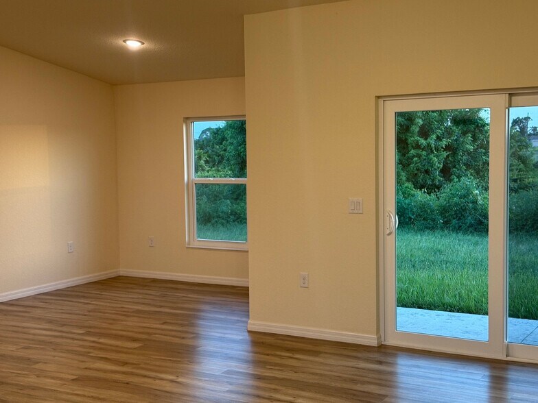Building Photo - 9006 Meadow Cir