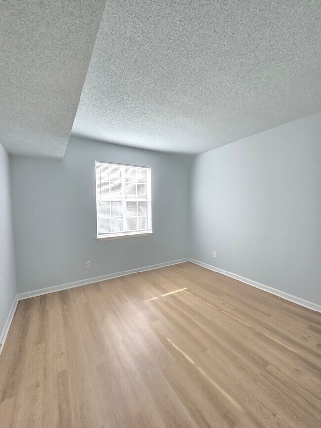 Building Photo - HAMPTON PLACE - First Floor condo near Pin...