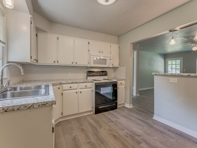 Building Photo - 3 Bedroom 1 Bath Home in Shawnee!