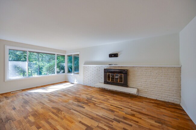 Building Photo - Charming House For Rent in Burien! Full Si...
