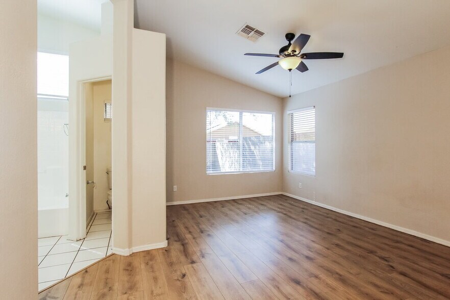 Building Photo - 8667 W Palm Ln