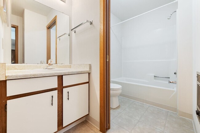 Building Photo - Lower 1 Bedroom 1 Bathroom Apartment Available