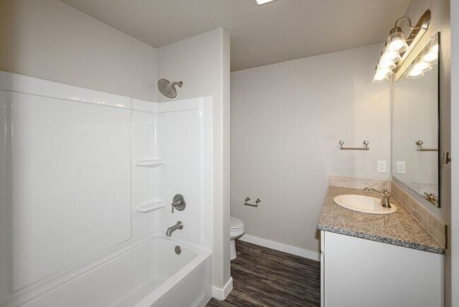 Building Photo - 1536 Montaluse Rd