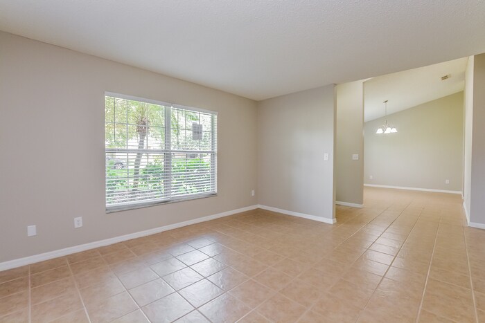 Building Photo - 2202 Lake Pointe Cir