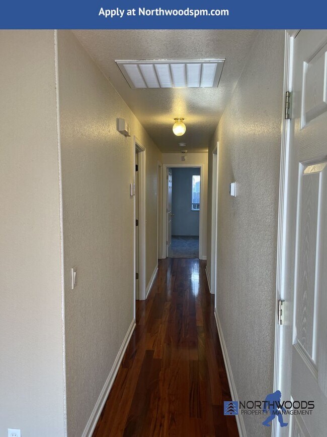 Building Photo - Beautiful 3 Bedroom 2 Bath Home