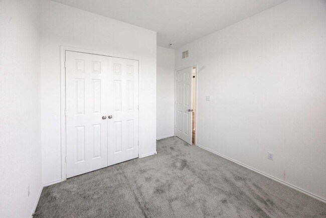 Building Photo - 448 English Oak St