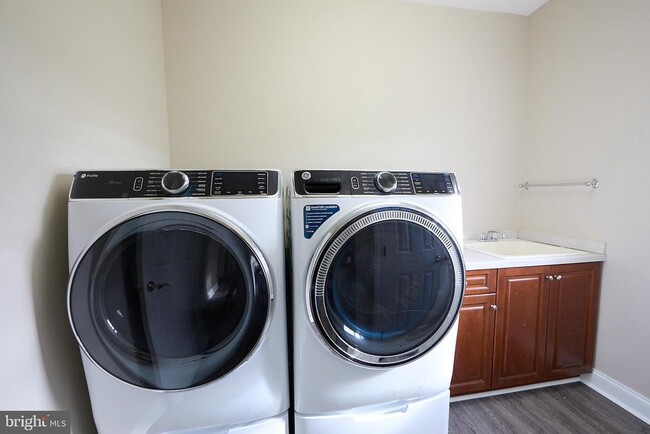 Building Photo - 1401 Hampstead Ct