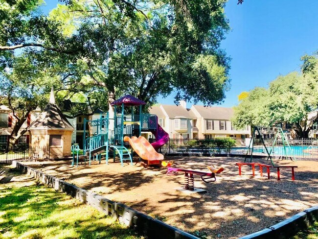 Building Photo - 13140 Trail Hollow Dr